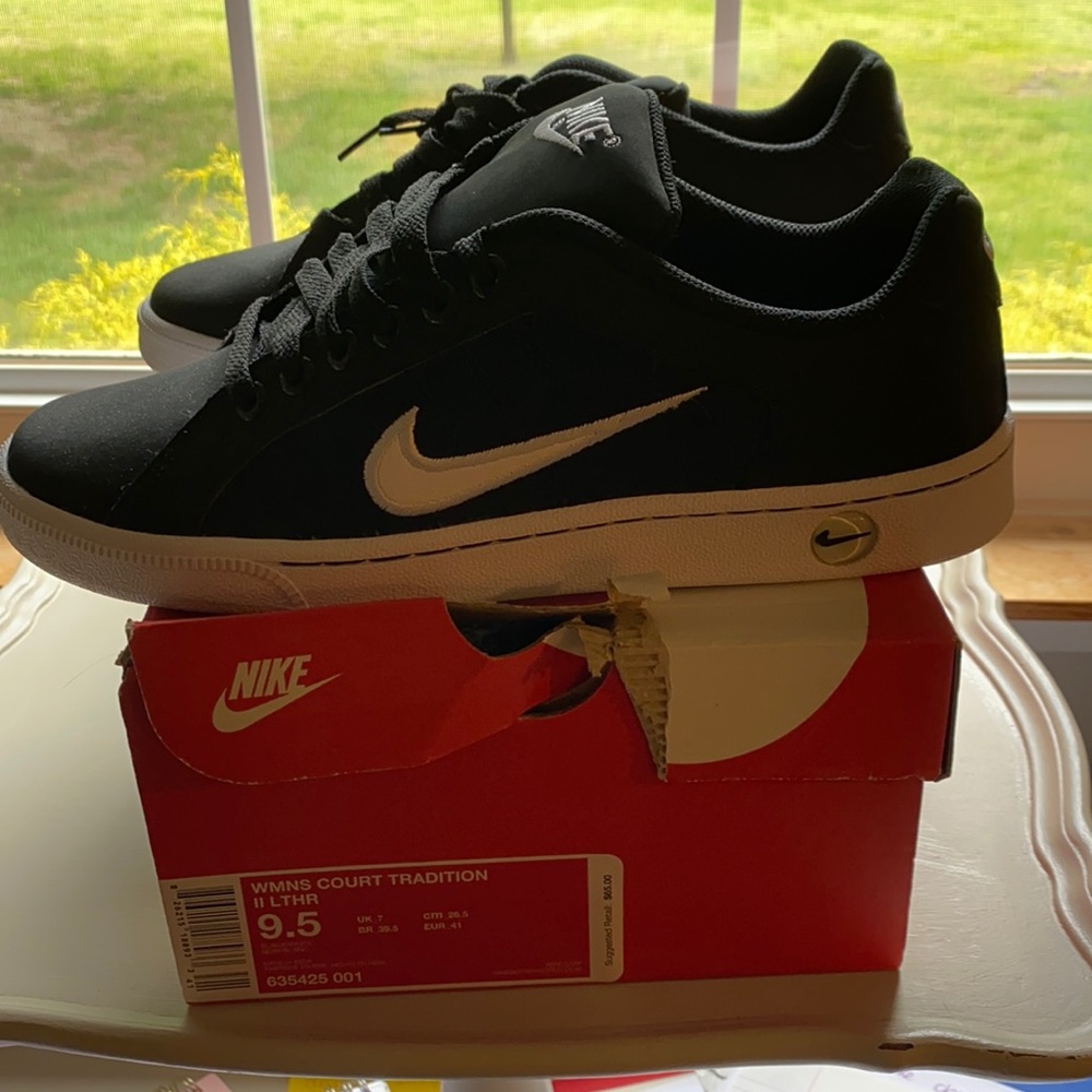 Women’s Nike Court Tradition II
